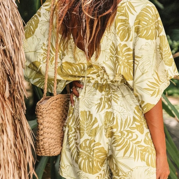 NWT Cupshe Tropical Leaf Print Bell Sleeve Romper - Picture 3 of 15